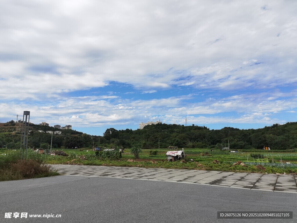乡村开阔风景图