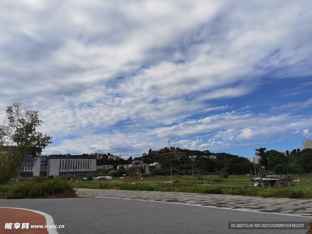 蓝天白云下的开阔道路景色