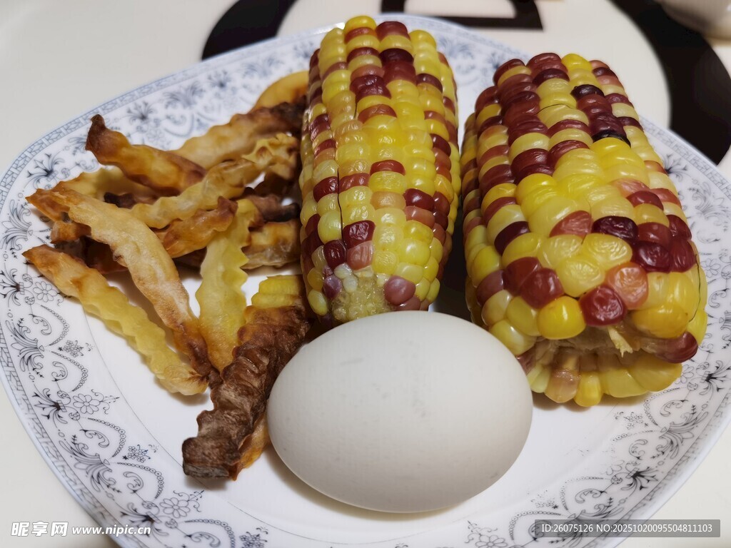 烤玉米配薯条与鸡蛋