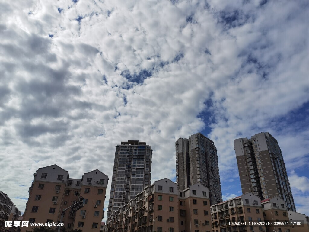 高楼之上的蓝天白云