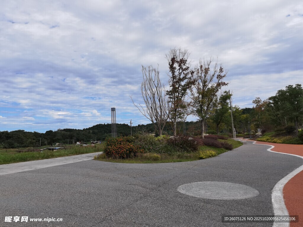 蜿蜒公路旁的自然景致