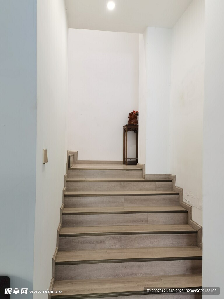 简约室内木质楼梯一角