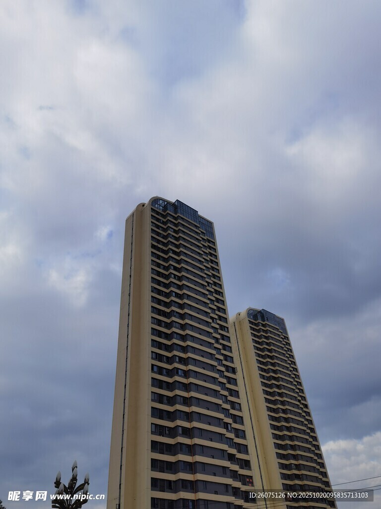 城市高楼与天空景象