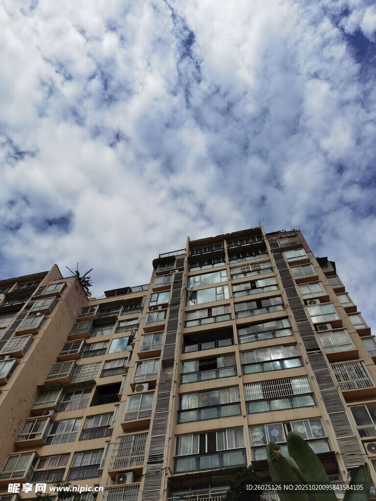 高层住宅楼与蓝天白云