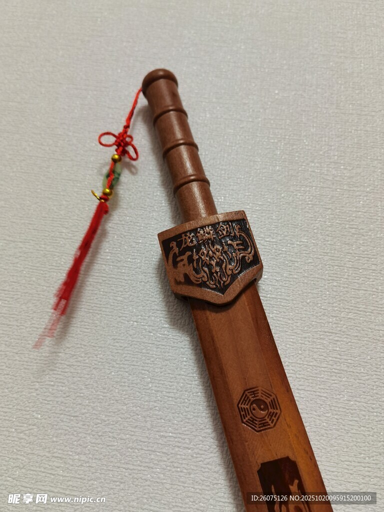 古风木质宝剑精致挂饰相伴