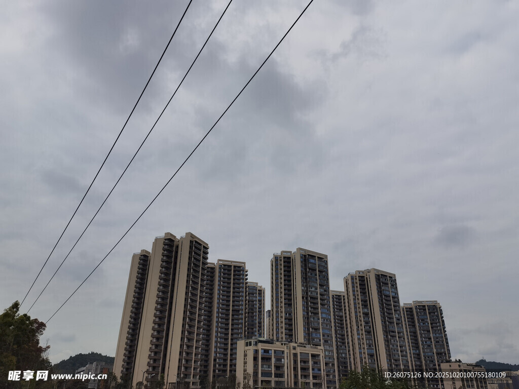 城市高楼与空中电线景观