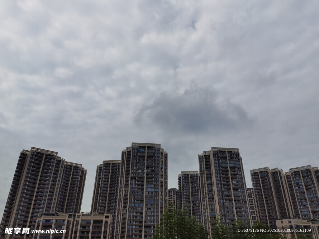 城市高楼与阴沉天空