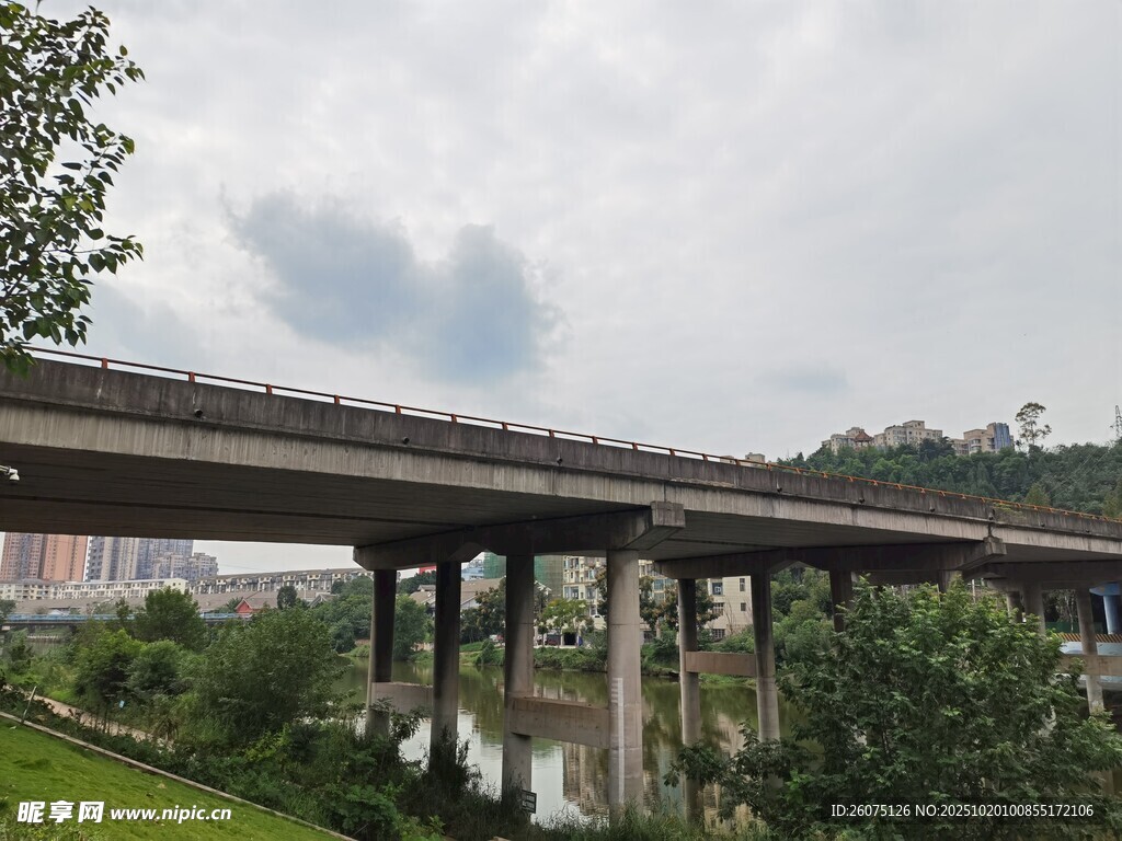 城市高架桥与周边自然景观