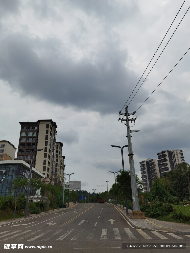 城市道路与林立高楼