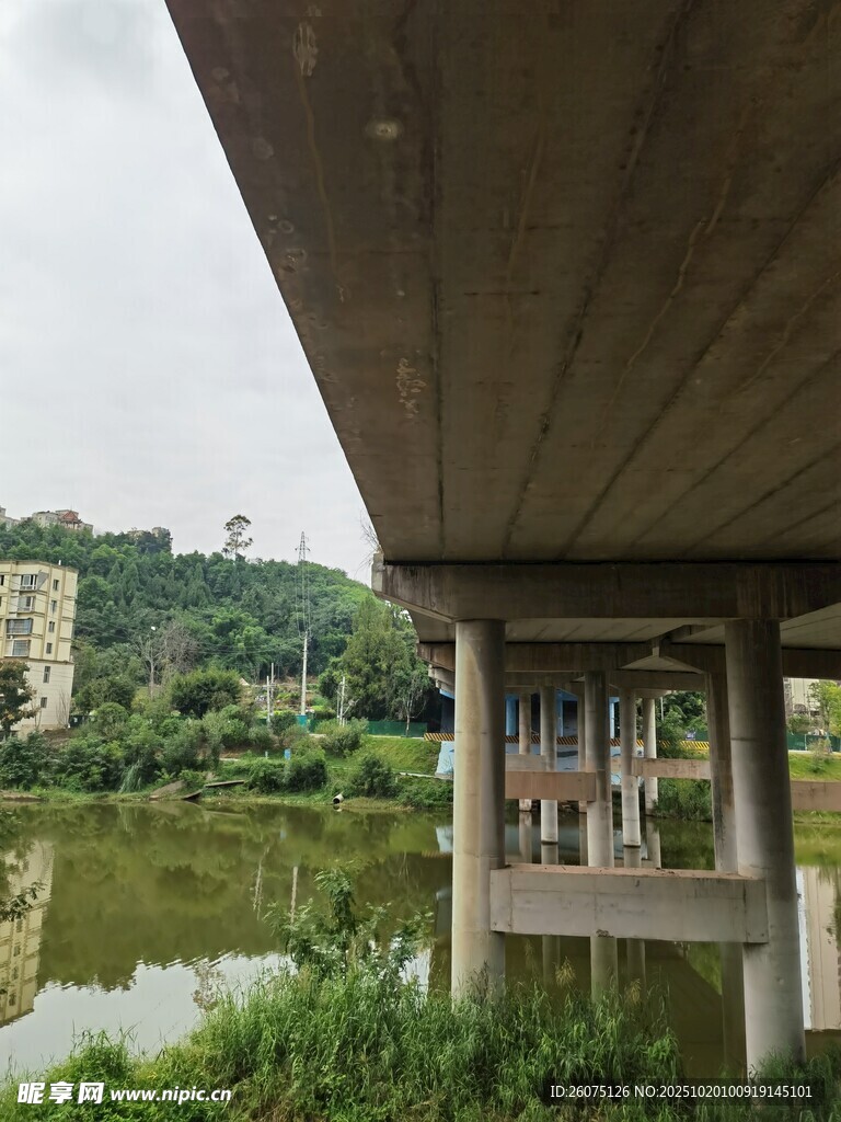桥下河畔风景