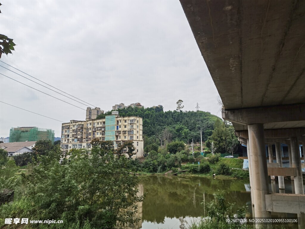 桥下河畔的城镇风景
