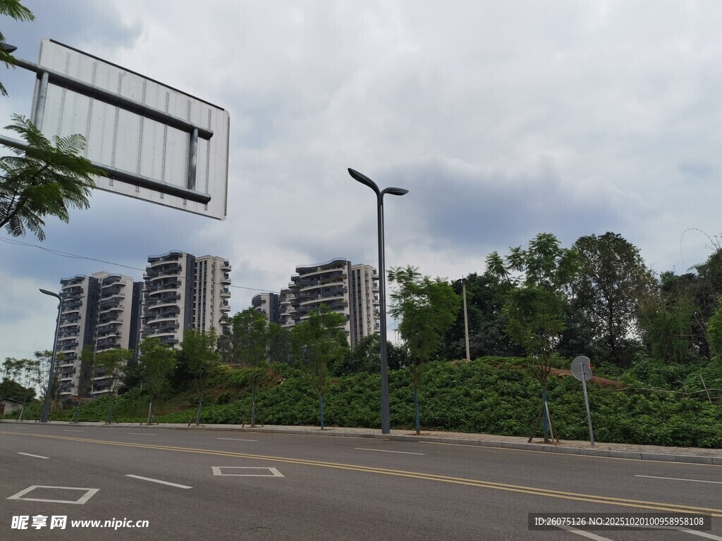 户外篮球架与城市风景