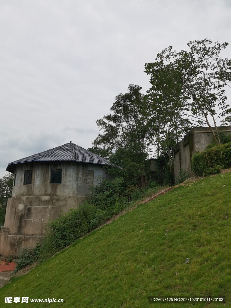 山坡上的古朴建筑