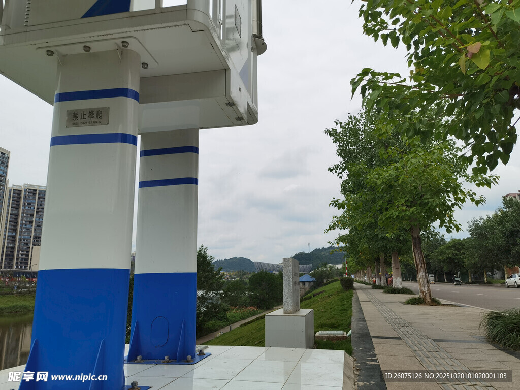 蓝白相间校园建筑景观