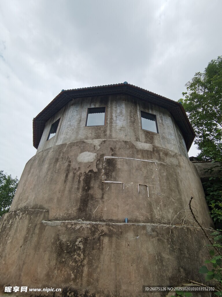 古老八角建筑尽显岁月痕迹