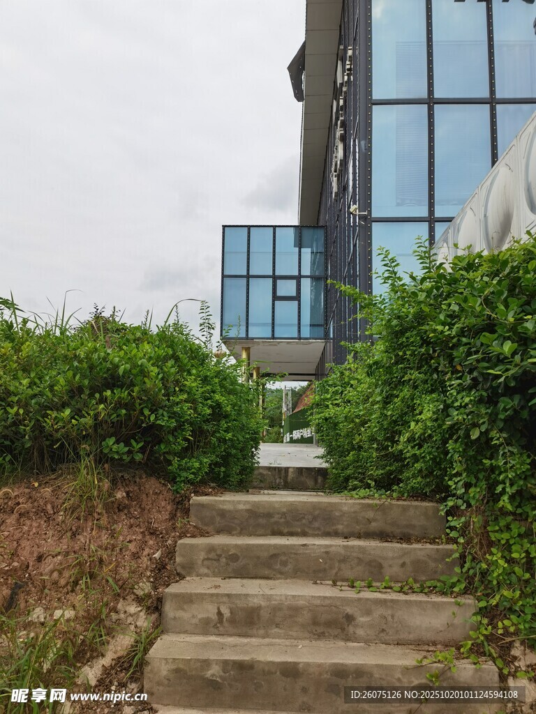 通往现代建筑的石阶小径