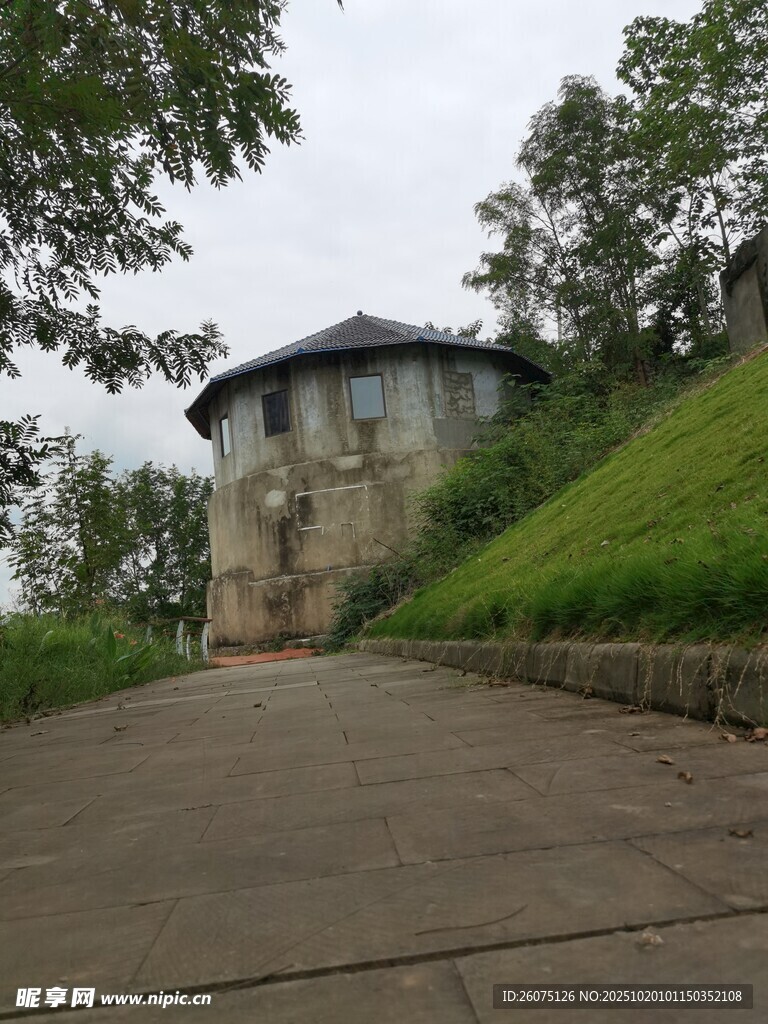 山间石屋旁的幽静小道