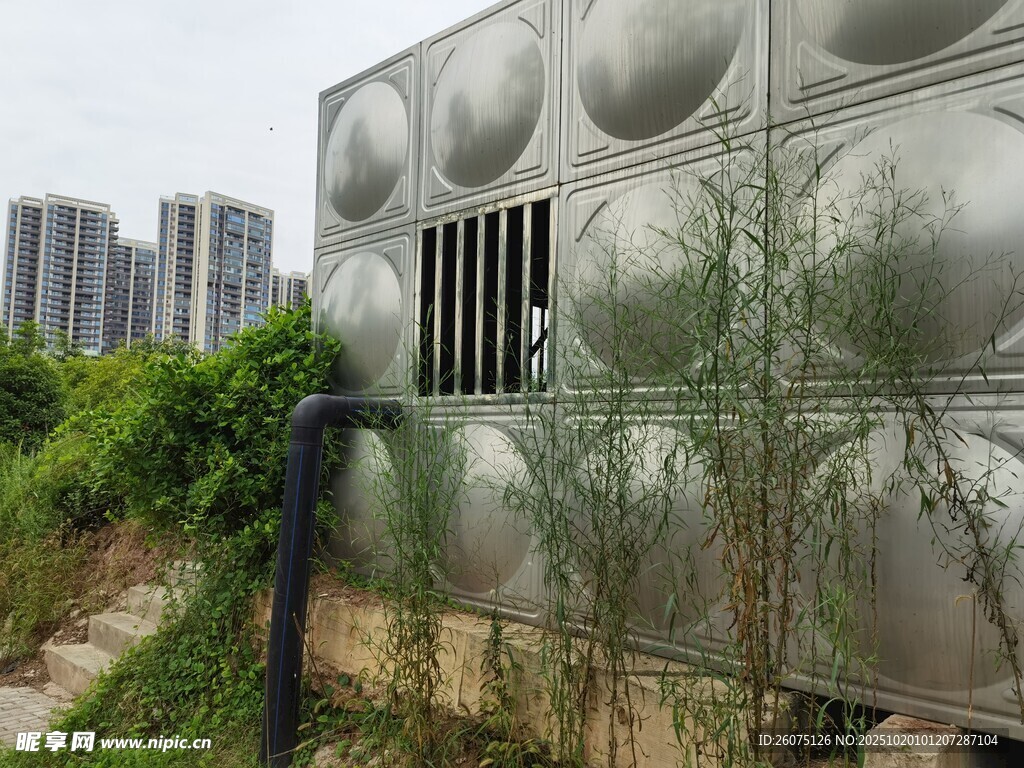 户外银色水箱与绿植景观