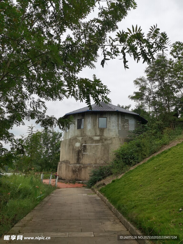 林间小径旁的古朴建筑