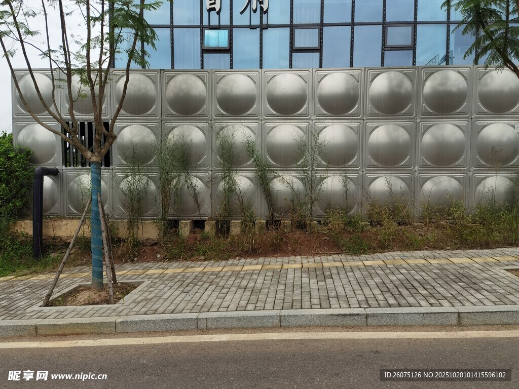 现代金属水箱外的绿植景观