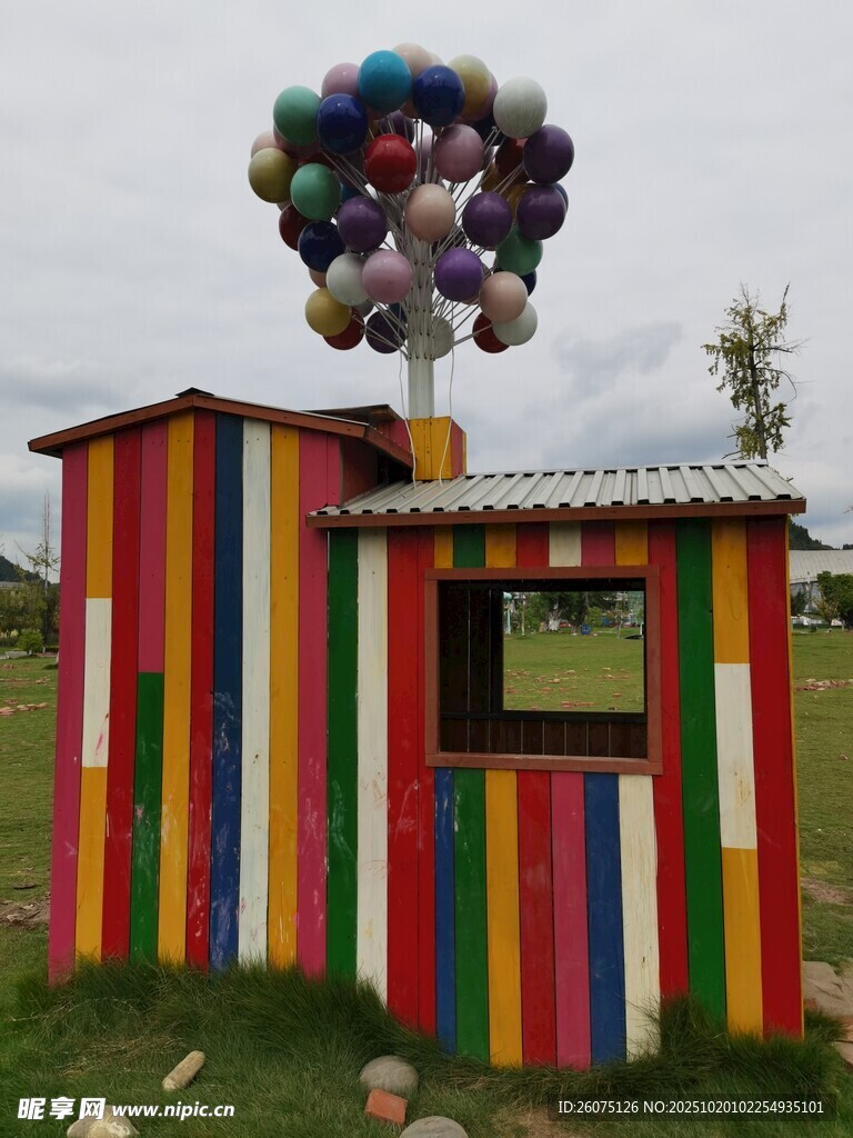 彩色小屋上的缤纷气球