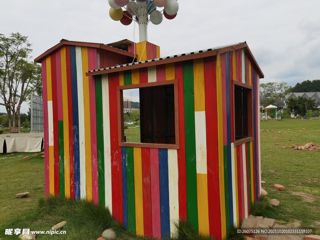 彩色条纹小屋户外风景
