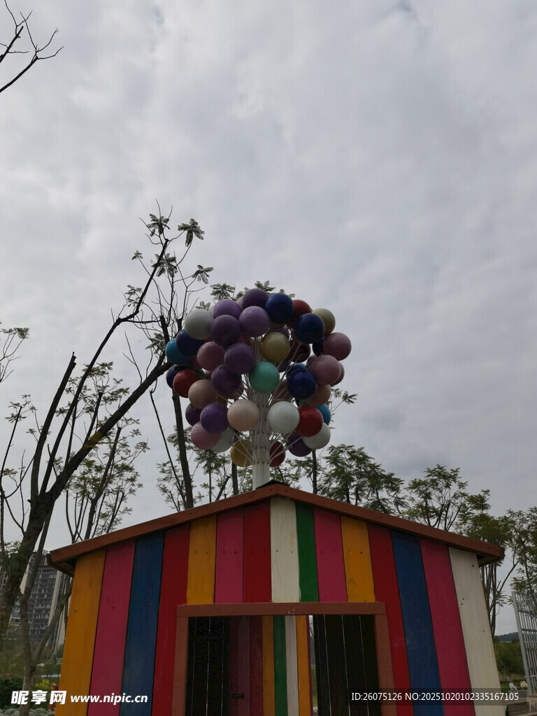 彩色小屋上的缤纷气球