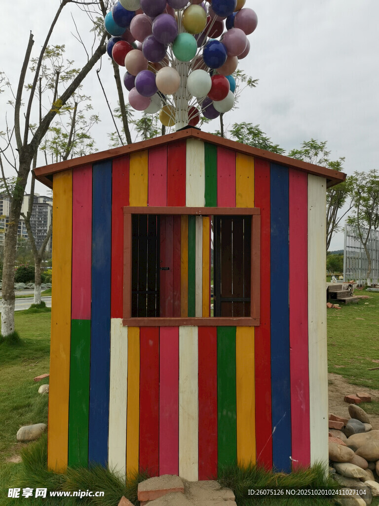 彩色小屋配缤纷气球