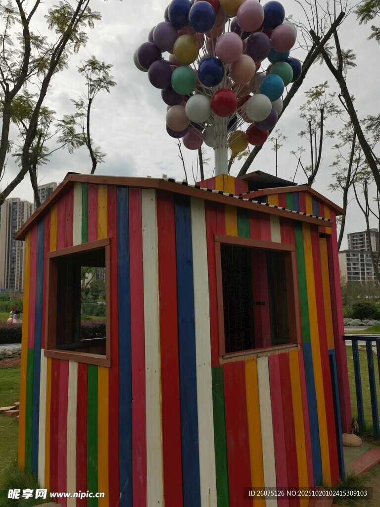 彩色小屋上的缤纷气球
