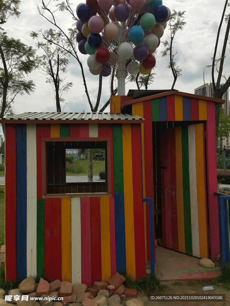 彩色小屋气球装点的梦幻空间