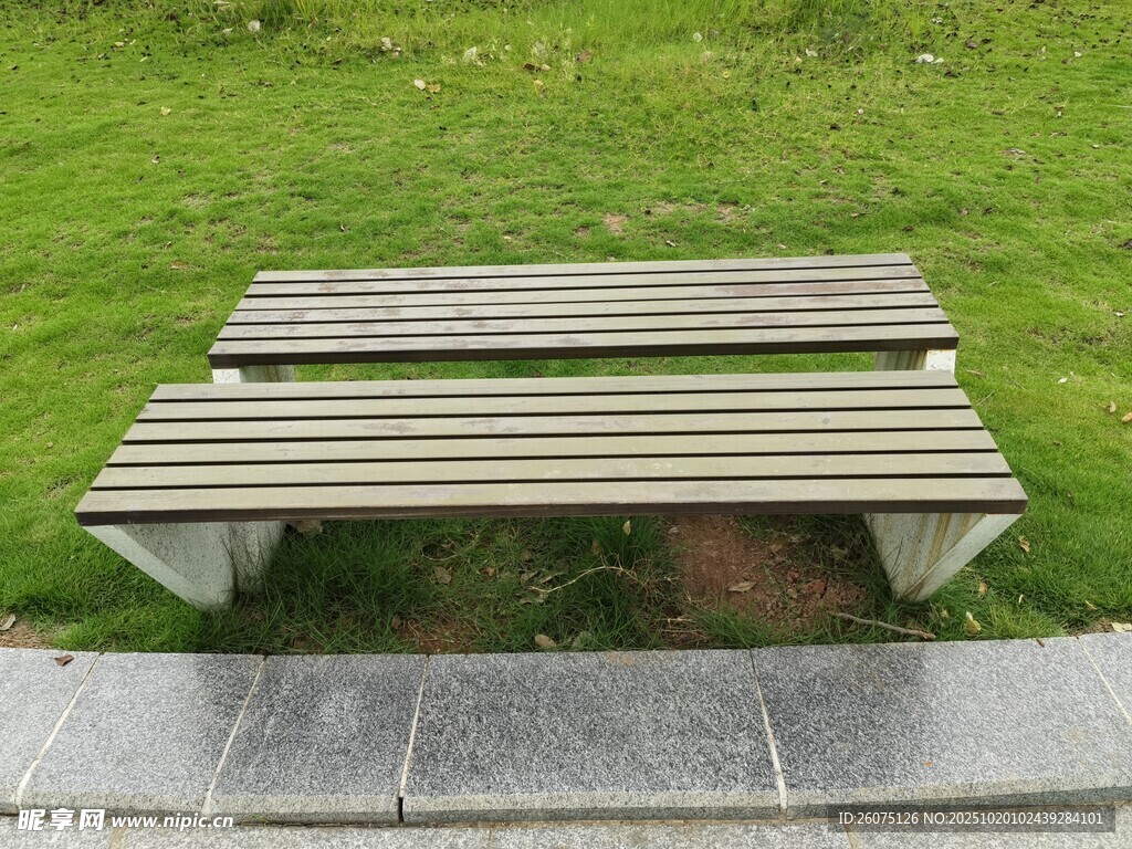 户外木质长椅静置于草地