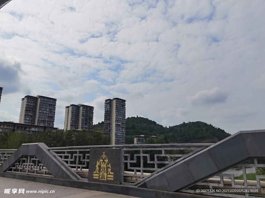 城市桥梁与远处高楼景观