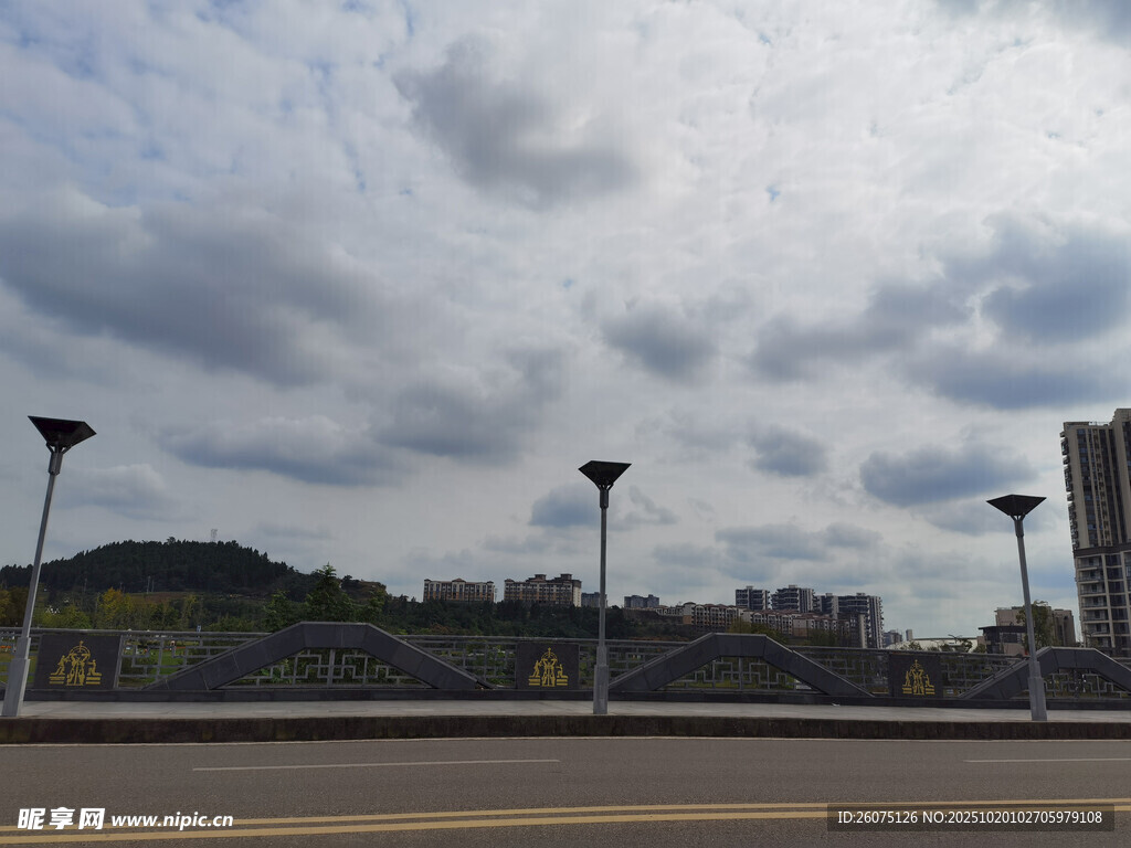 城市道路与天空景观