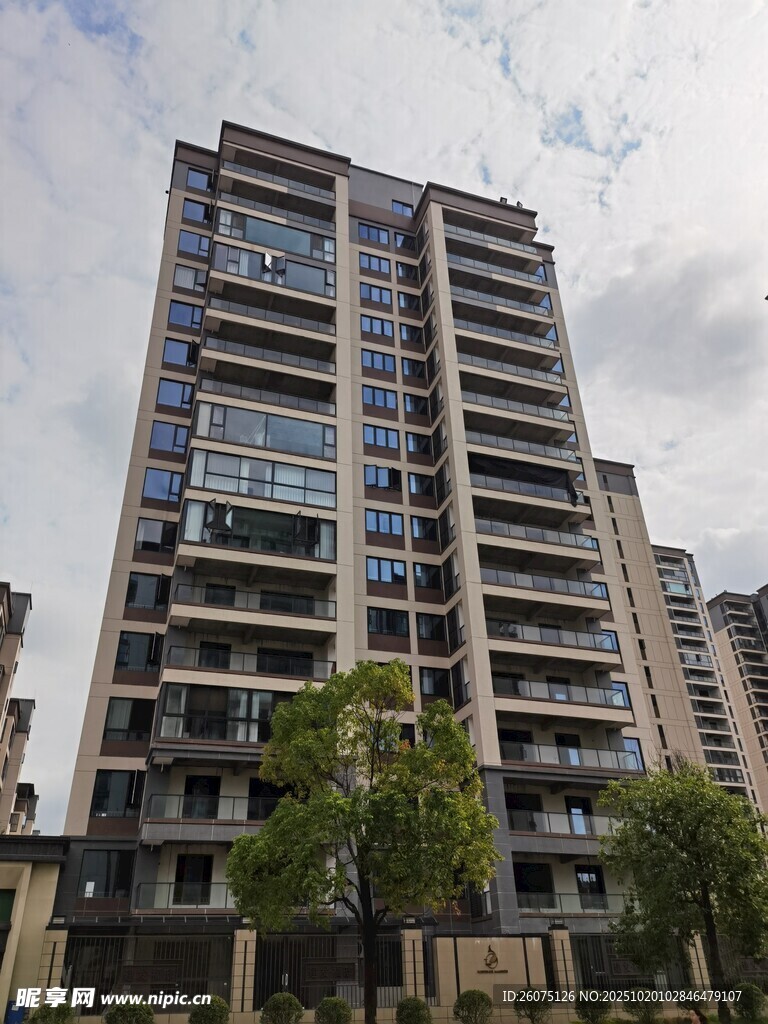 现代高层住宅楼外观