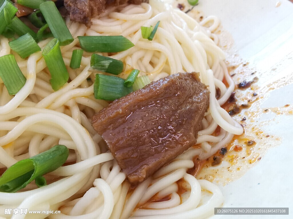 牛肉葱花拌面