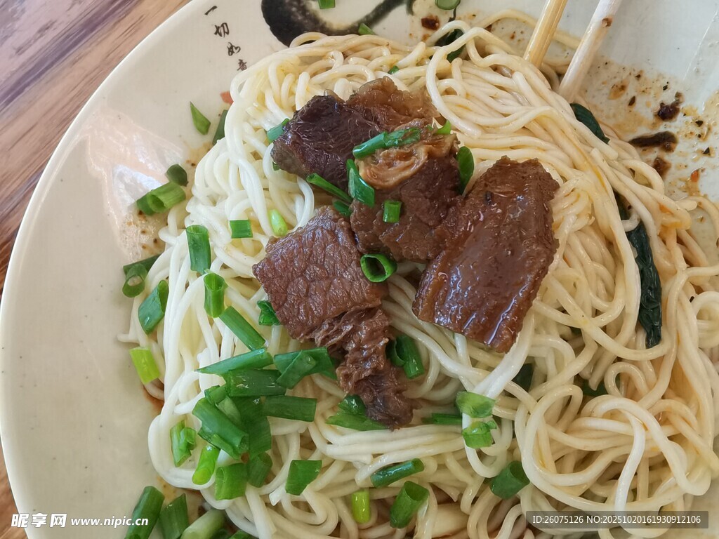 牛肉葱花拌面