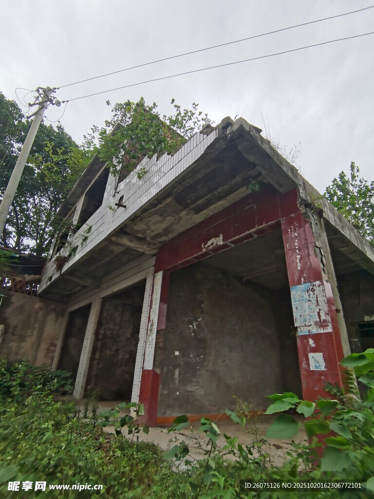 废弃破旧房屋尽显沧桑