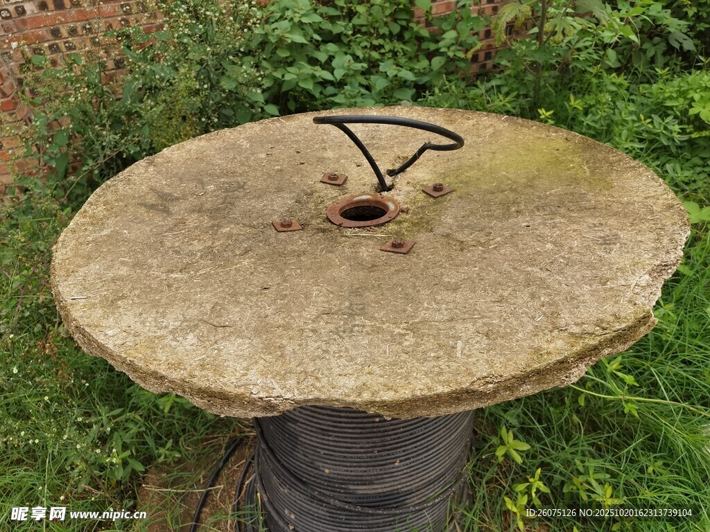复古石磨盘置于绿植间