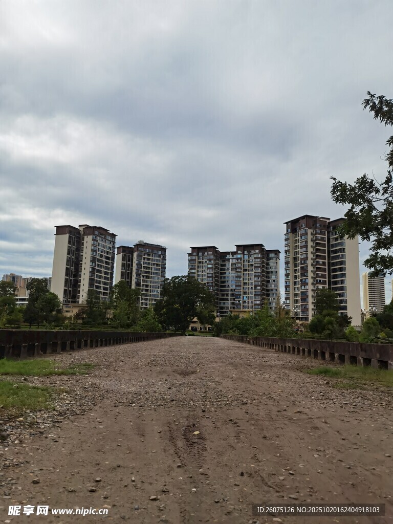 城郊土路旁的林立高楼