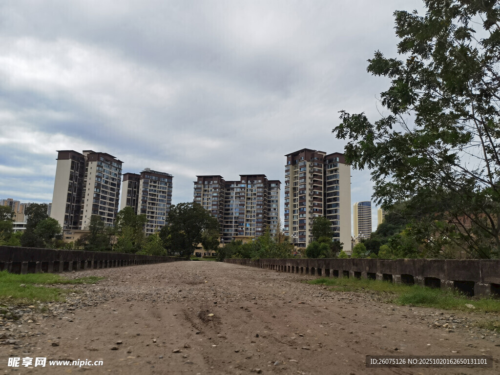 荒废土路旁的老旧居民楼