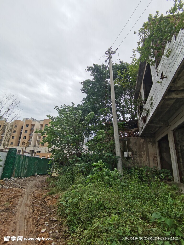 荒废小路旁的破旧建筑