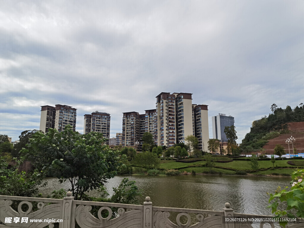 河畔高楼景