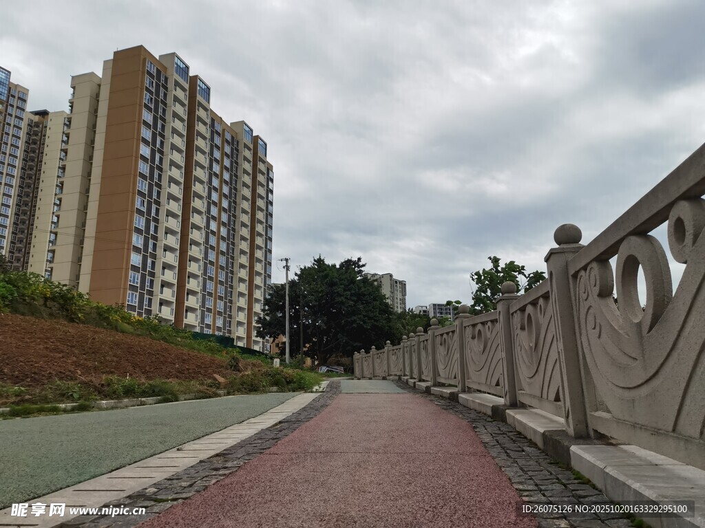 城市步道旁的高层住宅区