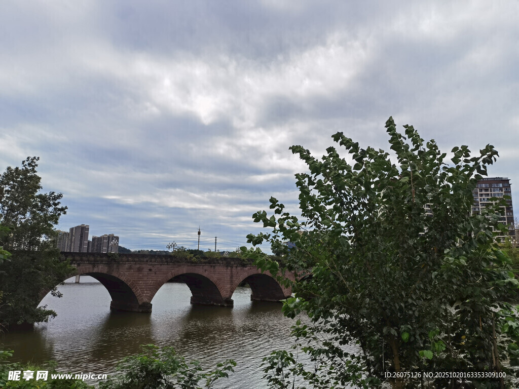 河畔古桥风景