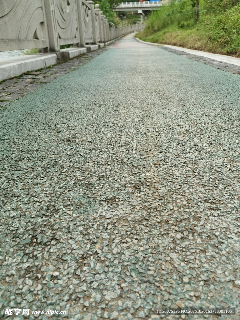 碎石铺设的道路场景