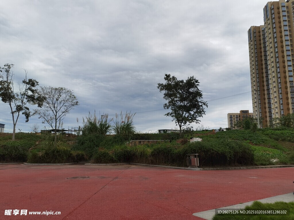 小区旁的红色步道与绿植