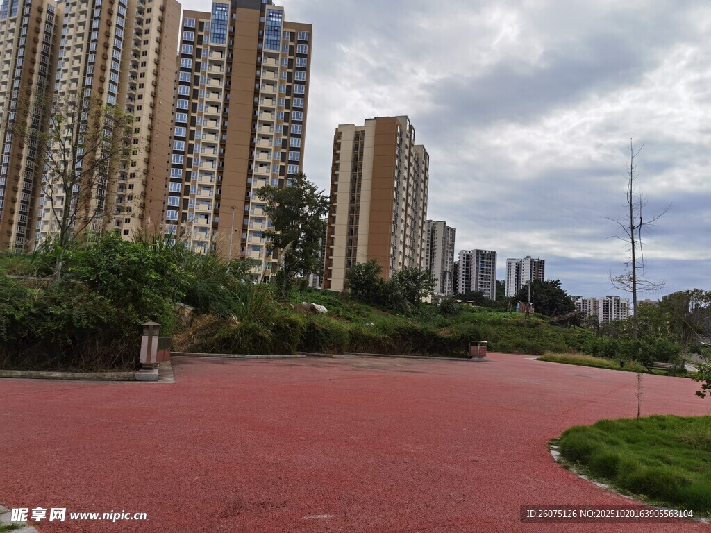 城市中红跑道旁的高楼景观