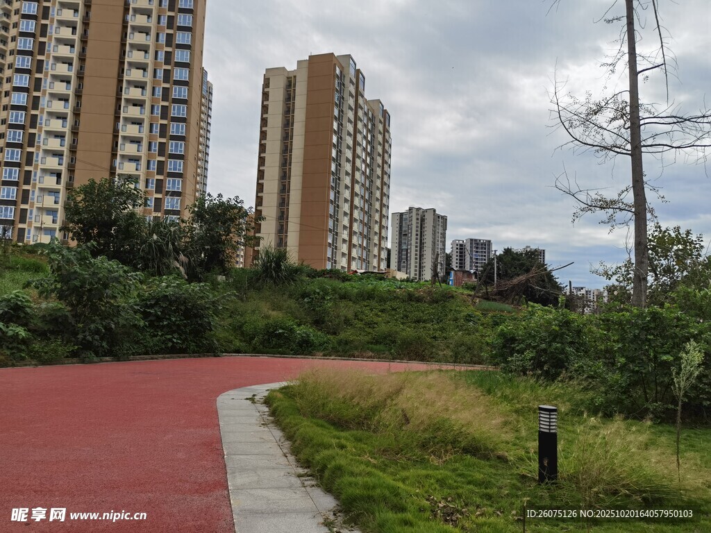 城市中蜿蜒的红色步道