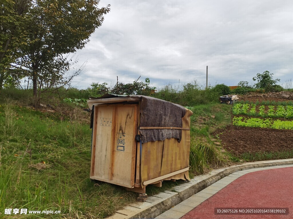 路边木质小屋