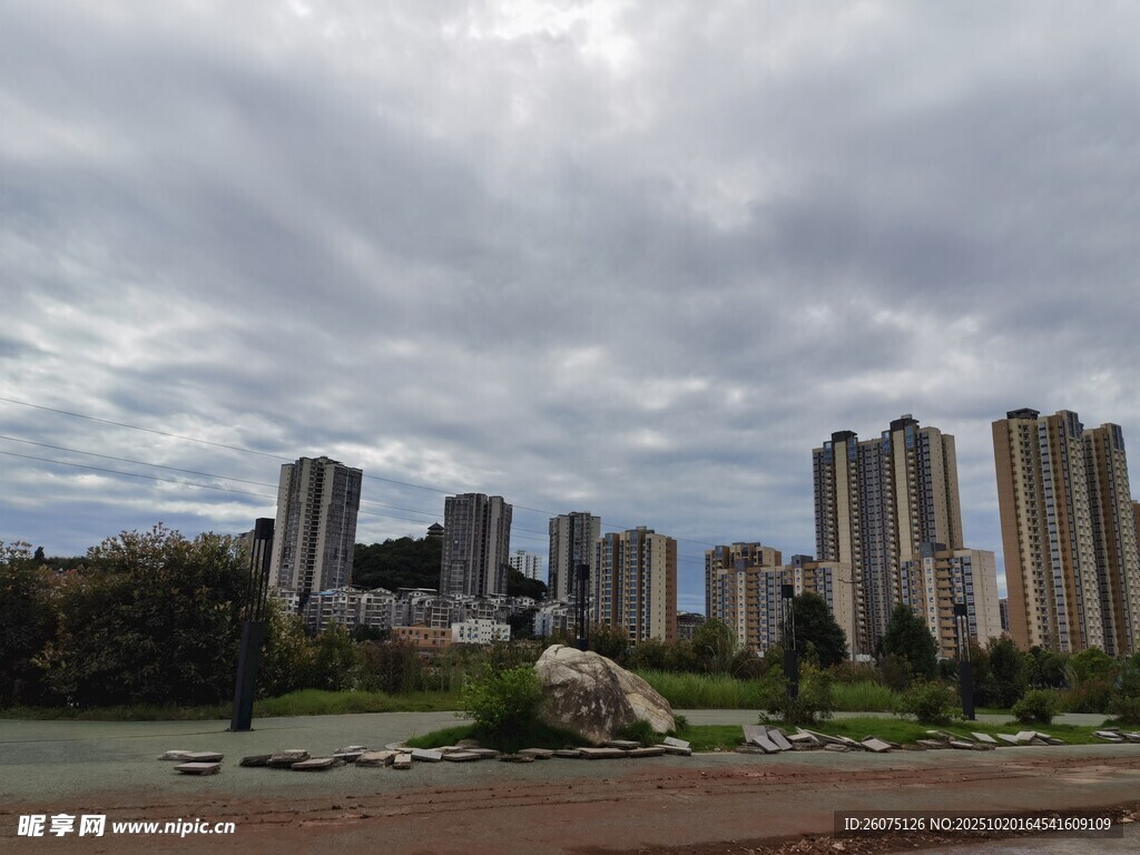 城市高楼与多云天空景观